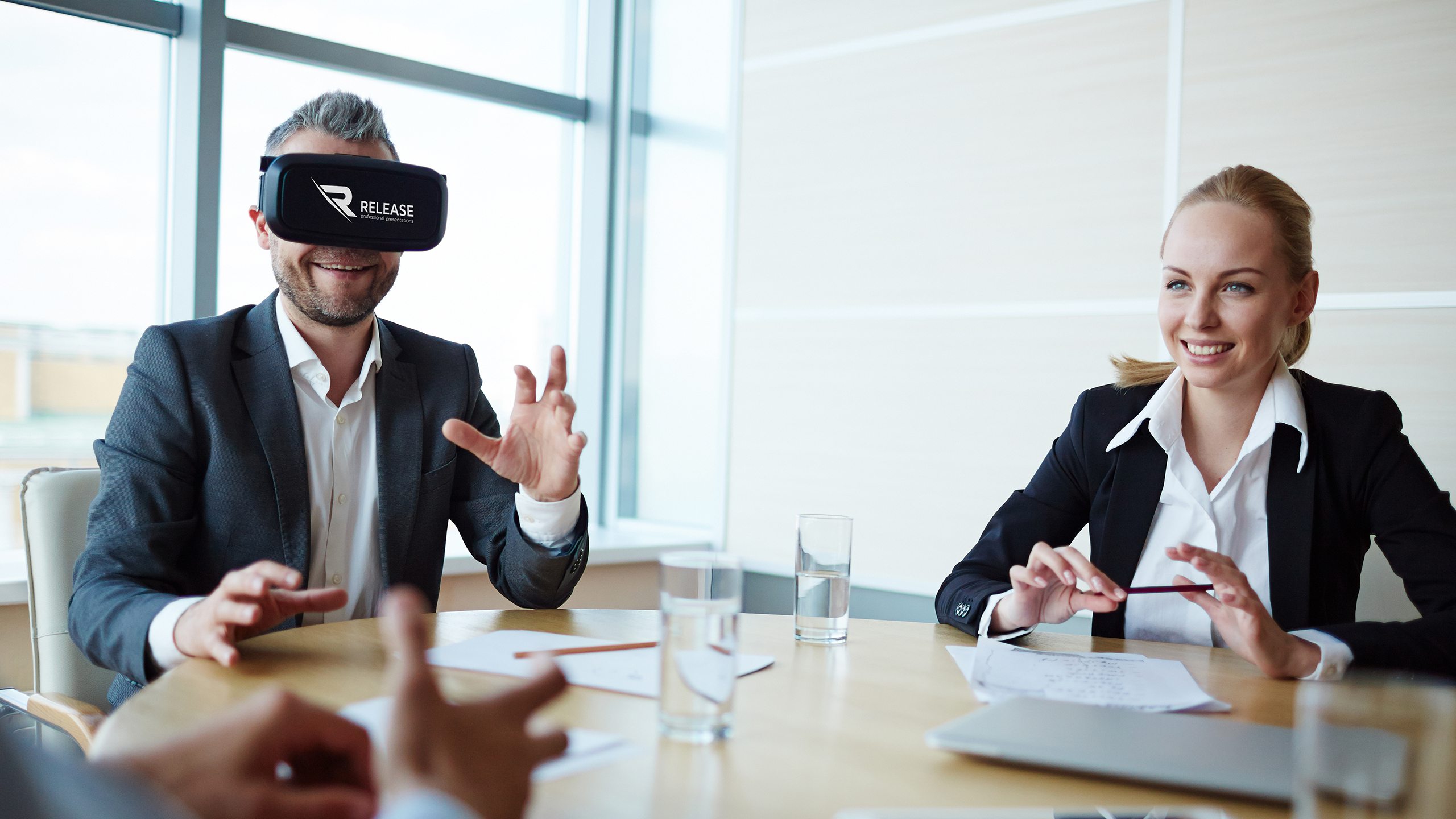 Mann erkundet im Business Meeting RELEASE VR